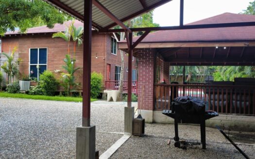 🏖️ Casa en Venta en Tela – Dos Niveles 🏡