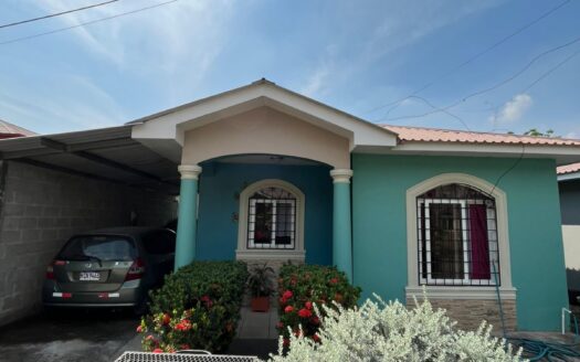 Venta en Residencial Valle Escondido.