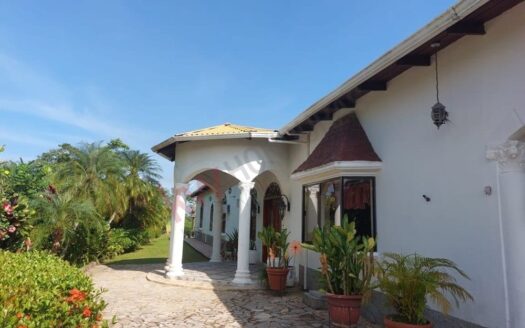 🏡 Vive con estilo en esta elegante Hacienda Moderna de un nivel