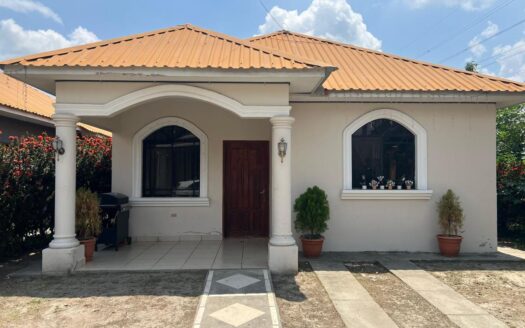 Casa en Venta, Res. Toledo. SPS