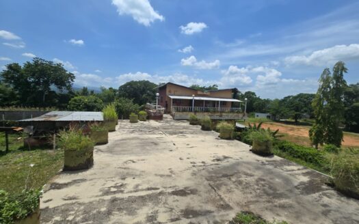 🏡🚧 ¡PROPIEDAD EN VENTA EN LA BARCA, FRENTE A LA CA-5!